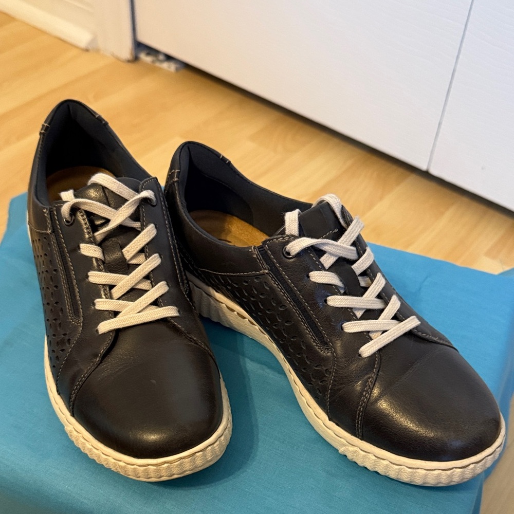 Comfortable, stylish, tennis shoes